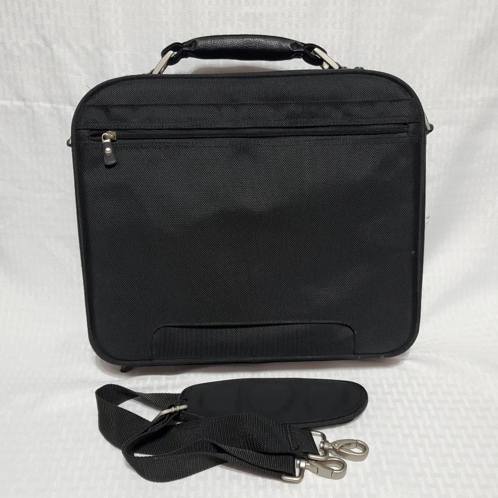 Genuine Dell Black Laptop Carrying Case.